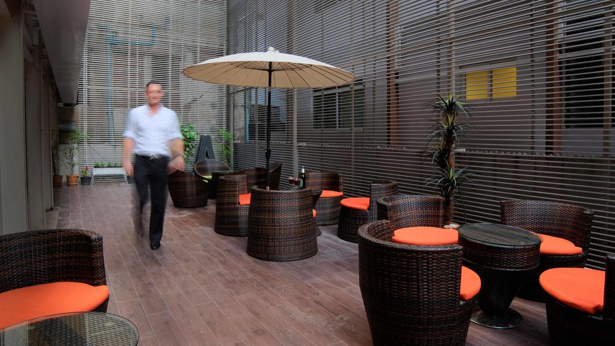 Grand Alpine Hotel Bangkok Dış mekan fotoğraf