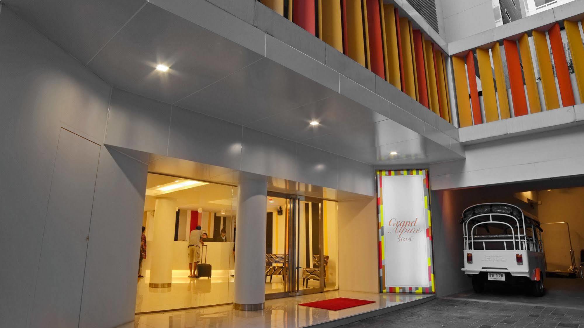 Grand Alpine Hotel Bangkok Dış mekan fotoğraf